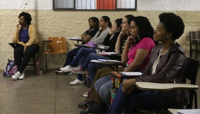  Rede de cursinhos populares dá bolsa de R$ 200 a estudantes 